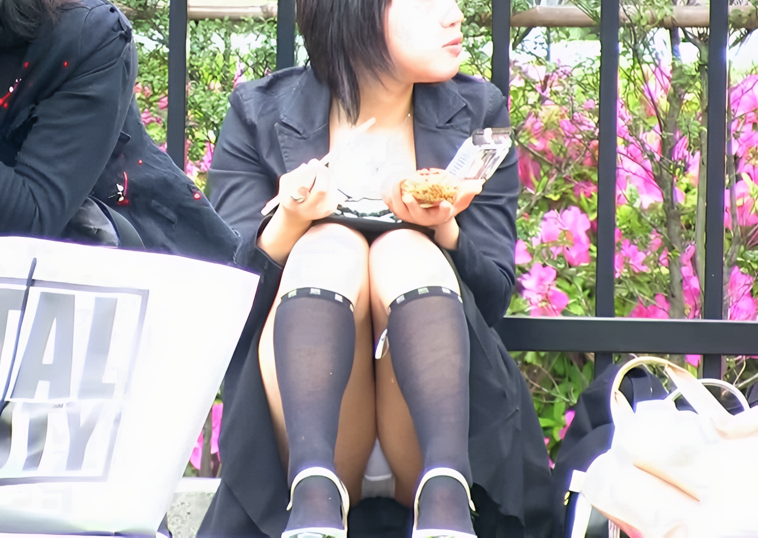 正面から純白パンチラ