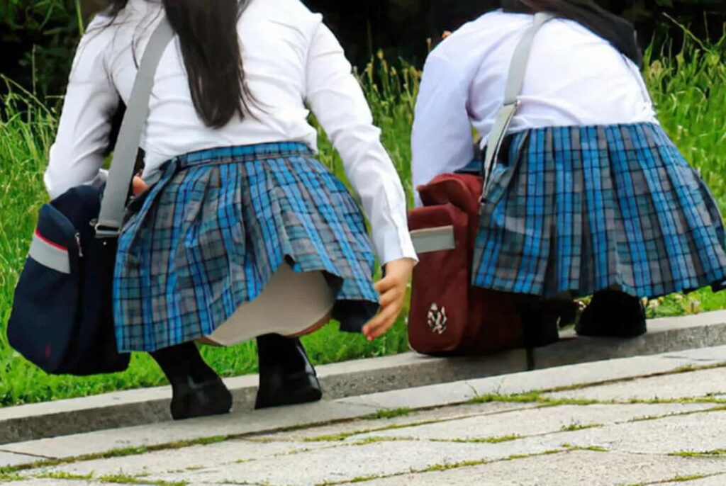 一瞬の突風が、しゃがんでいるJKを狙いました!見事な純白が眩し過ぎますよ!これですよ!しゃがみパンチラは、前からだけでは無いのですよ!