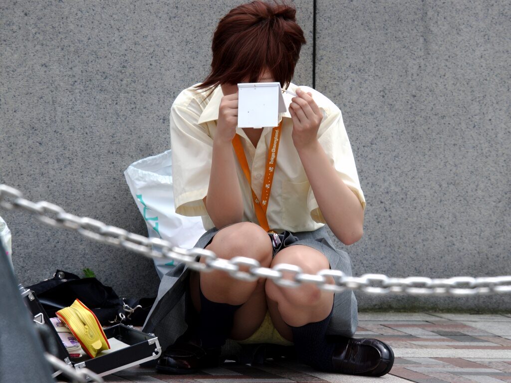 お化粧直しは、せめてお手洗いでやって下さいね!そうしないと、絶対漢が狙ってますのでね!はい、純白パンチラ頂きましたよ!
