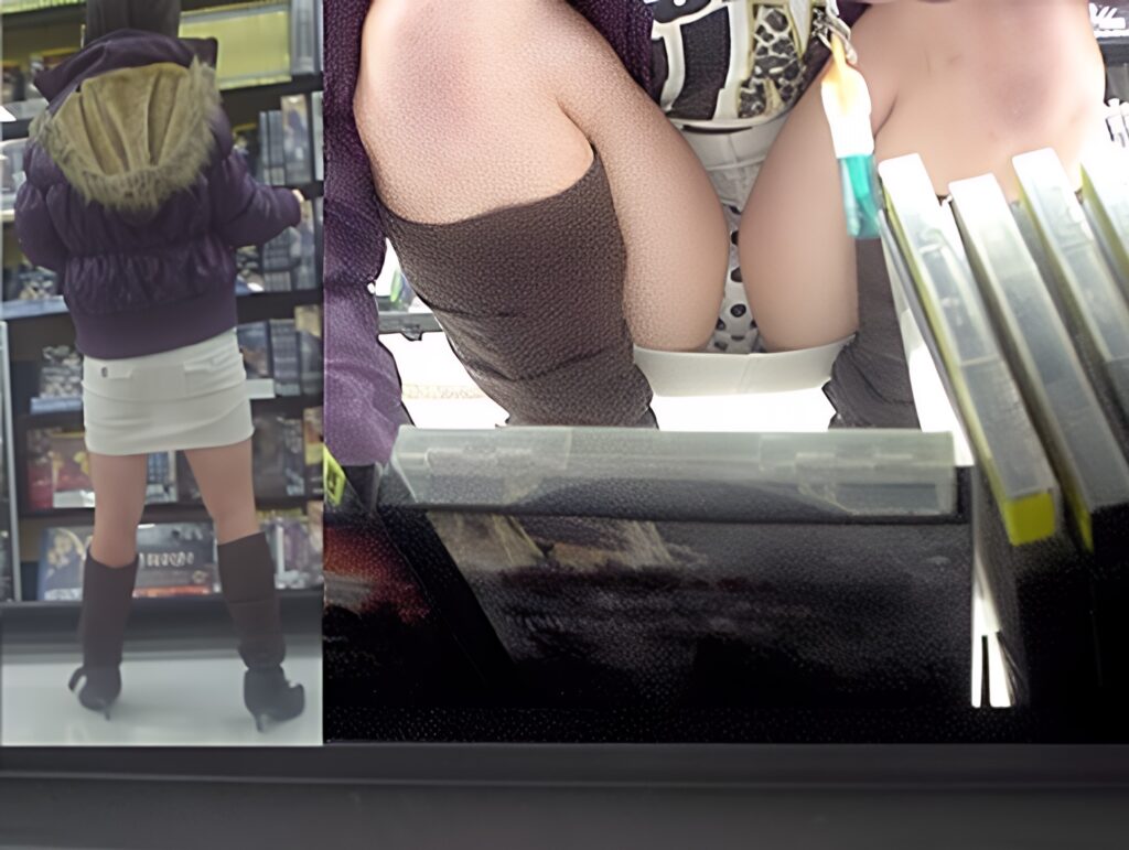 これぞザ・しゃがみパンチラですよ!小股が緩んで、見事な水玉パンチラを見せてくれました!