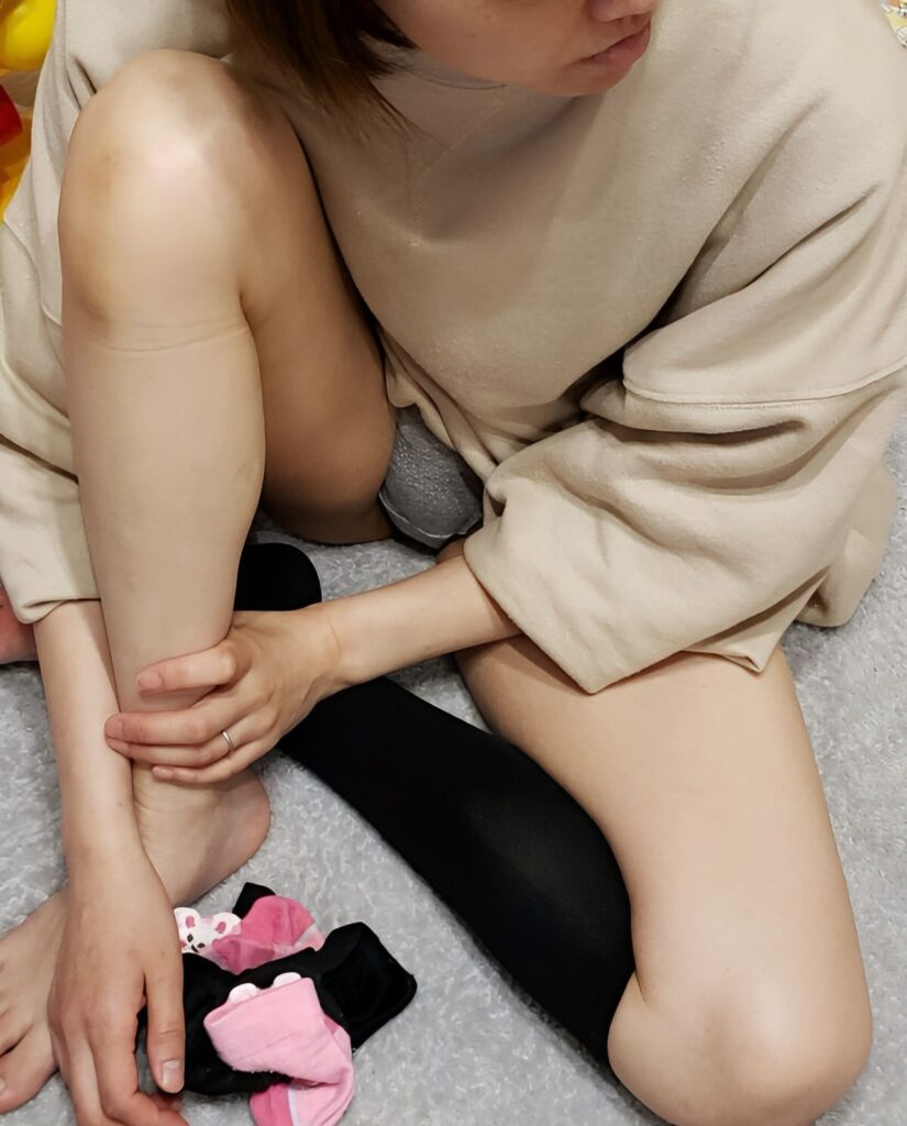 片膝立ててグレーのパンツが丸見えですよ！それも前側ぷっくり頂きました！この無防備さが、家庭内パンチラの魅力ですね！