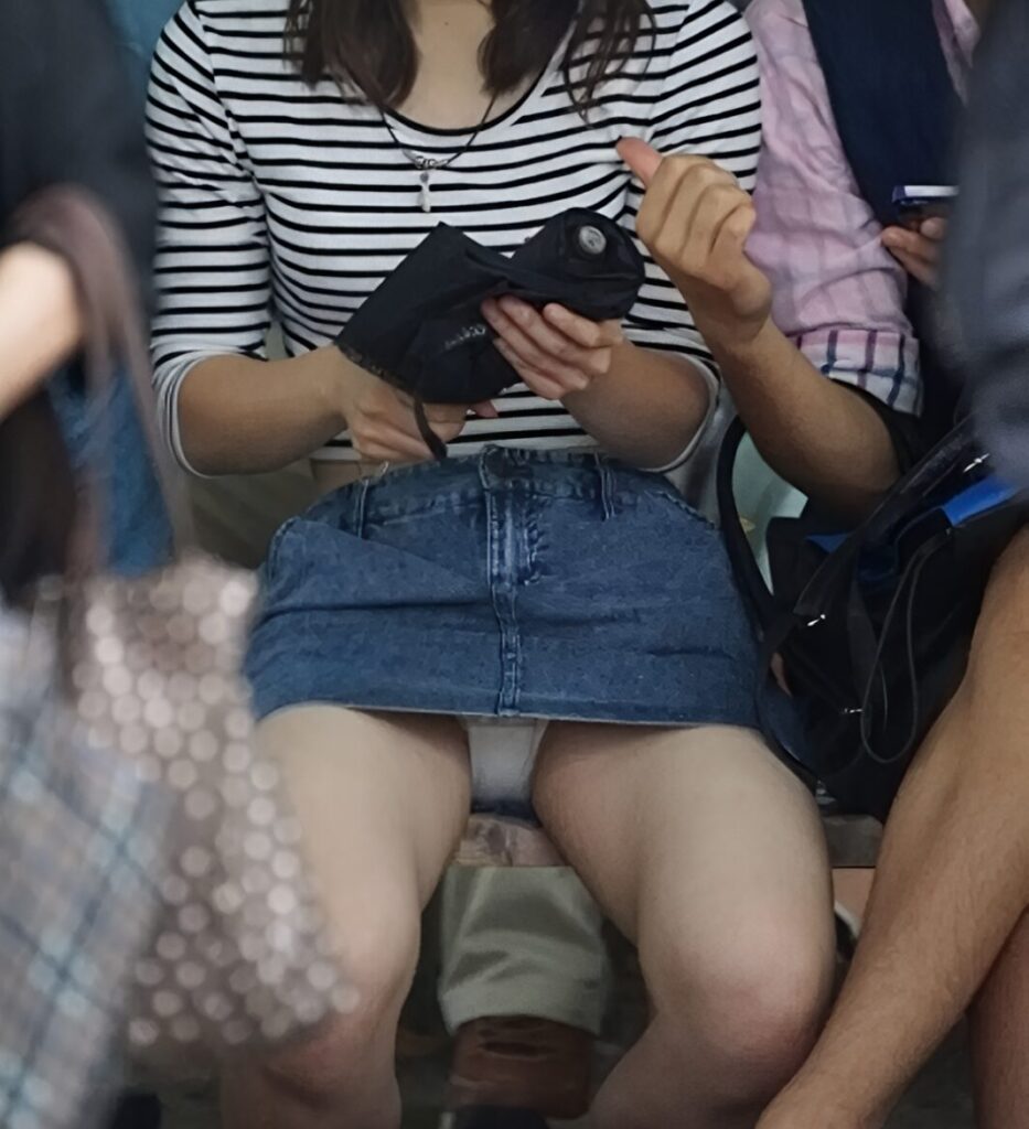 仕事に疲れて帰宅している時でも、この純白ぱんつを堪能出来れば、明日も頑張れそうですね！そう考えると、パンチラのおかげで世界の経済が回っていると言っても過言では無いですね！パンチラは世界を救う！