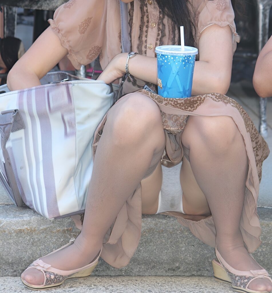 おすわりモロぱんちらは勿論素晴らしいのですが、よ～く見ると…薄いグレーのパンティに、薄っすら見えるシミが、興奮度増し増しですね！