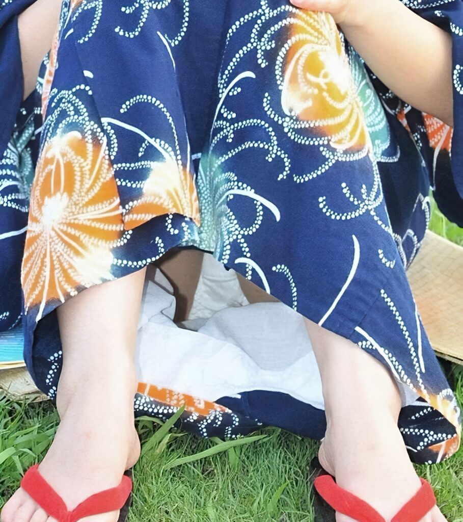 純白パンティが光り輝くのが見えますよ！真っ白ですね！これぞ純白の中の純白ですよ！