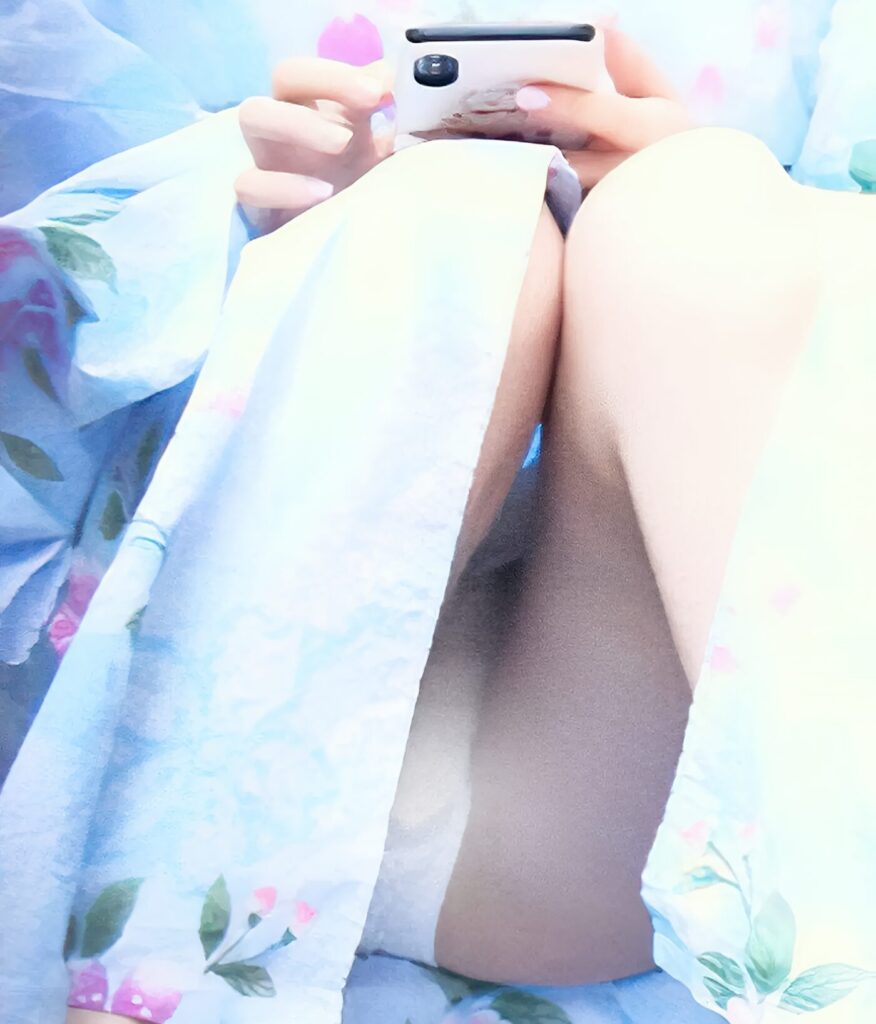 純白パンティ丸見えです！水色に花柄の浴衣に、純白パンツは合いますね！それを見ることができたのは、スマホのおかげです。