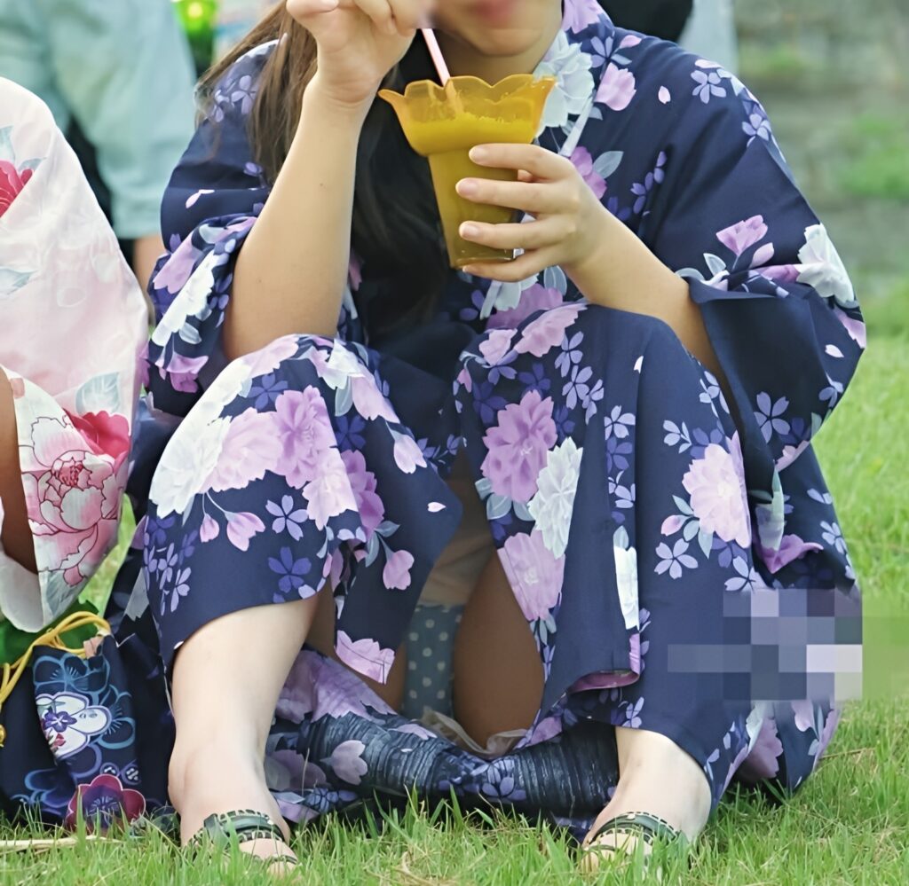 綺麗な紫の浴衣に、可愛い紫生地の白水玉ぱんつは素敵です！パンツまで色を合わせる何て、お洒落さんですね！フラッペ食べるの夢中で、ついつい小股が開いてパンチラしちゃいました。