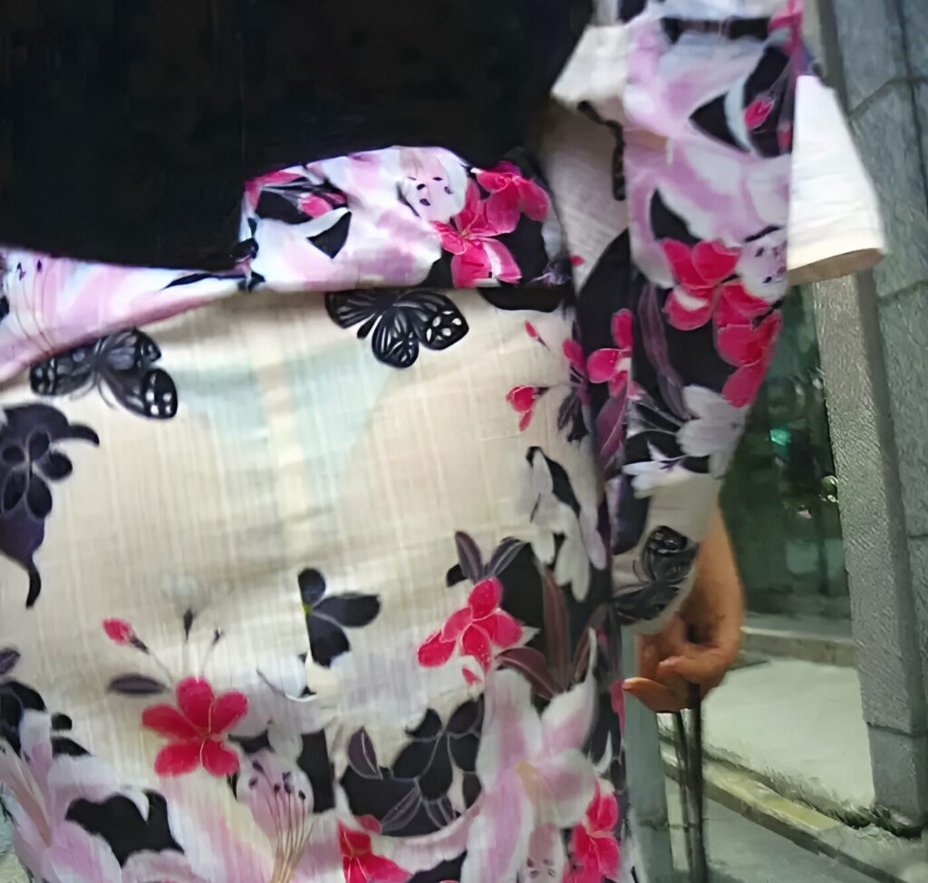 パンティラインが出ないようにTバックを履いたのでしょう！しかし！それでも透けちゃうのですよ！見事に水色のTバックが、透けちゃっていますよね！