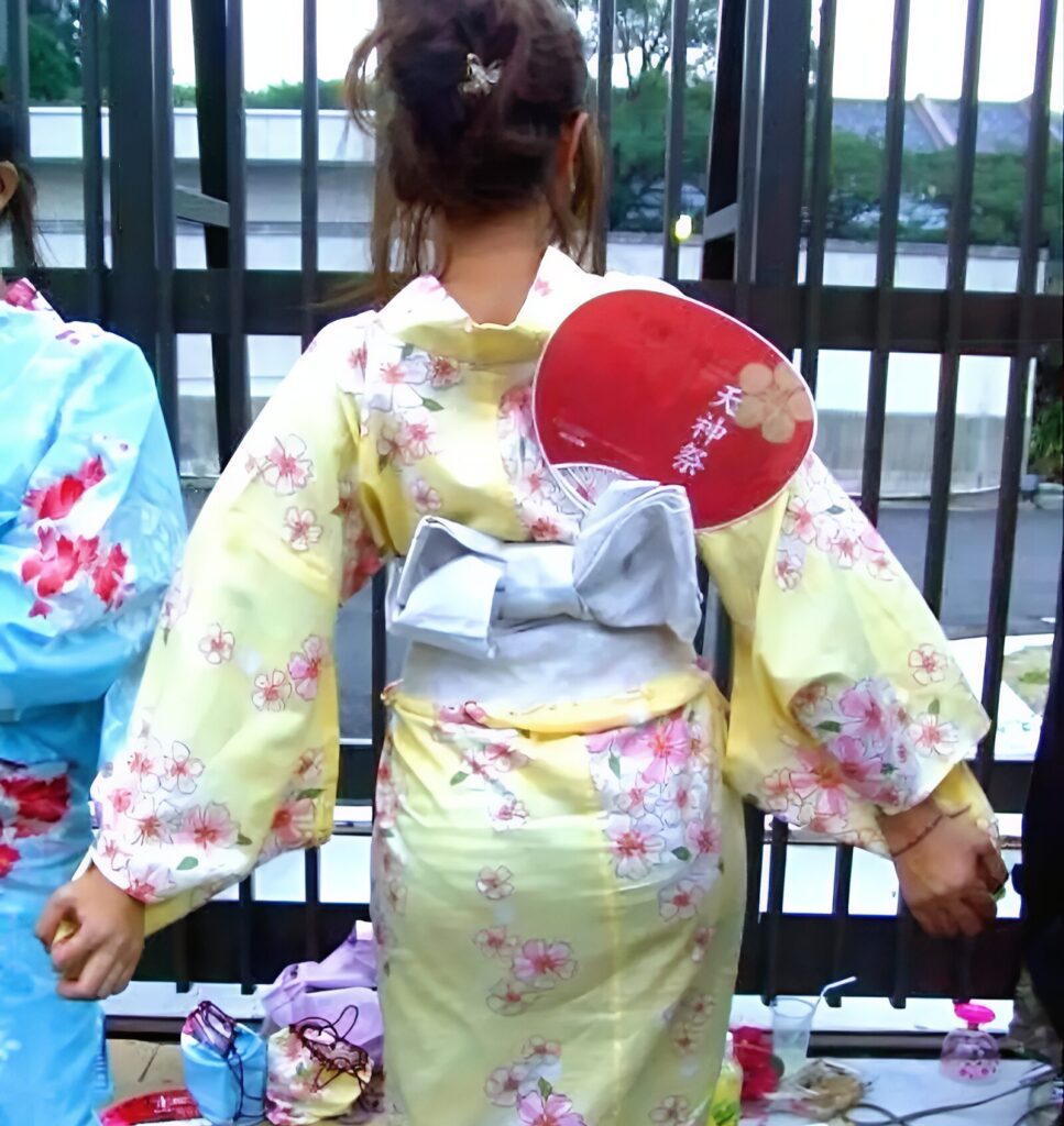 ボーダーです！萌え萌えボーダーぱんつです！縞々がくっきり見えますよ！好きです！こういうのは大好きです！黄色の浴衣が可愛いですね！そこからパンツが透けちゃっているのが、そそるし萌えるしたまらんですよ！