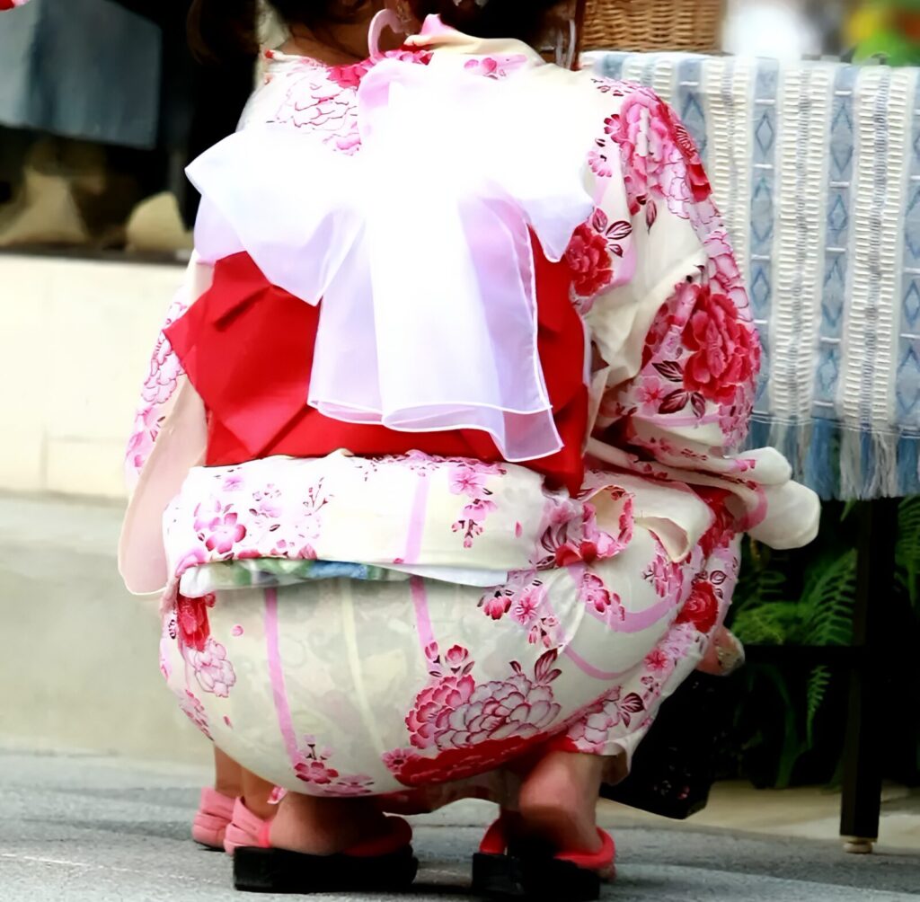 よ～く見ると何やら柄が透けてます！花柄？いやキャラぱんじゃないか？想像力が掻き立てられますね！透けても大丈夫なように、浴衣を着る時はパンツ履かないというのは昔の事、今はパンツは履きますよ！