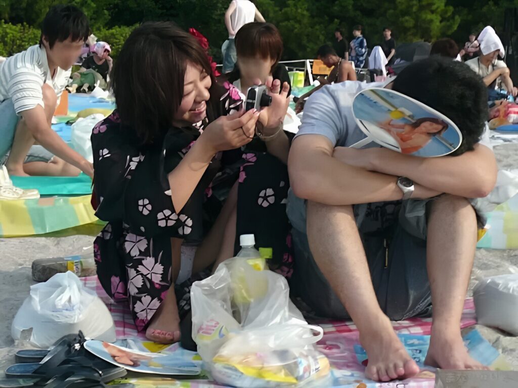 彼氏が顔を隠したおかげで、それを接写しようとしたのでしょう。おかげさまで小股が開いてしまい、見事な純白パンチラを拝ませて頂きました！