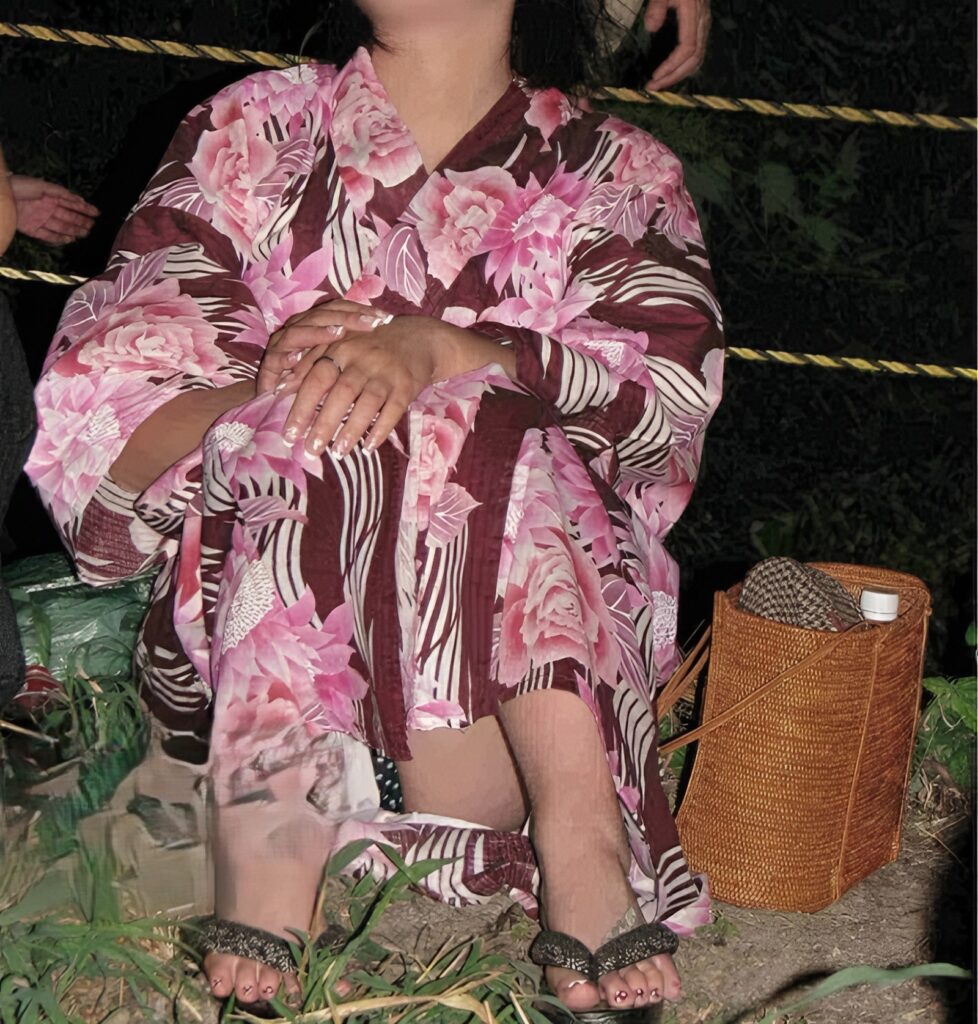 浴衣が多彩ですので、なかなかこのパンチラを見つけるのは困難です！しかし流石漢ですね！狙った獲物は逃しません！浴衣って裾が長いから、座る時についつい無防備になってしまいますよね！奥から見える黒地に白の水玉に、興奮を抑える事が出来ません。