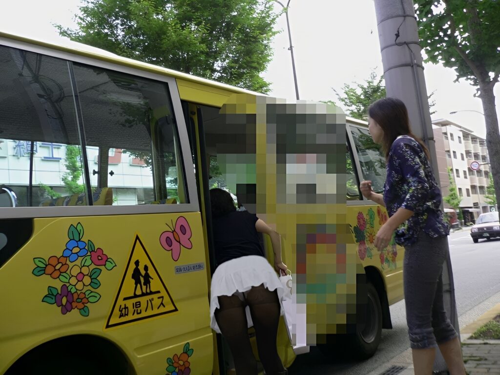 そんな短いスカートで来られちゃって、パンチラしてくれちゃった日には、オイラがドライバーだったら、自己ること間違いなしですよ！黒スト越しの純白パンツが素晴らしい！