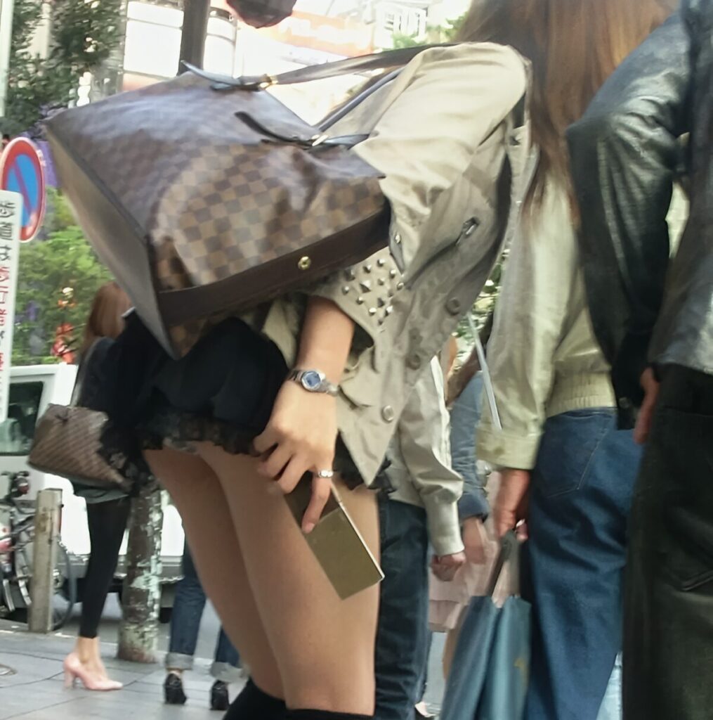 この一瞬の為に命を懸けるのが漢ってもんですな！何やら柄のあるぱんつですよね？このチラ見えがぱんちらの醍醐味ってやつですよ！