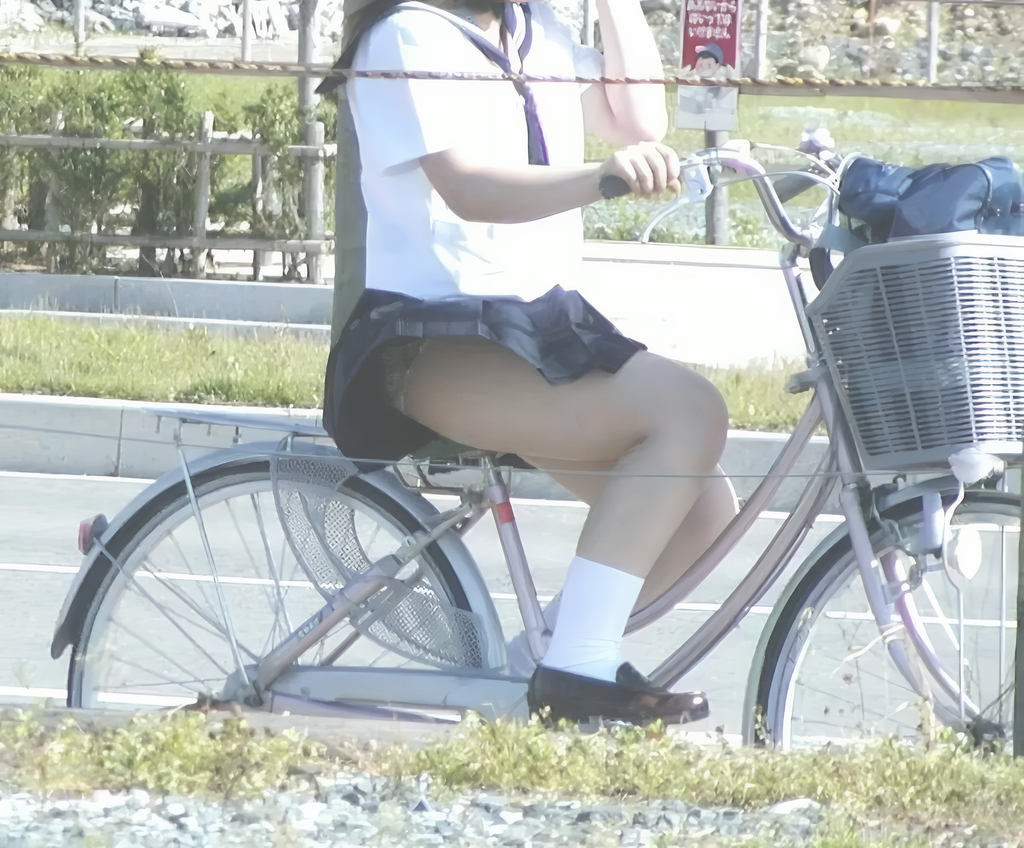 この横チラは奇跡の一枚です!何やら柄が見えますが、細かくは分からないですね!それがまた良くないですか!?ホント一瞬だったと思います。これを逃さないなんて、さすが漢ですよね!