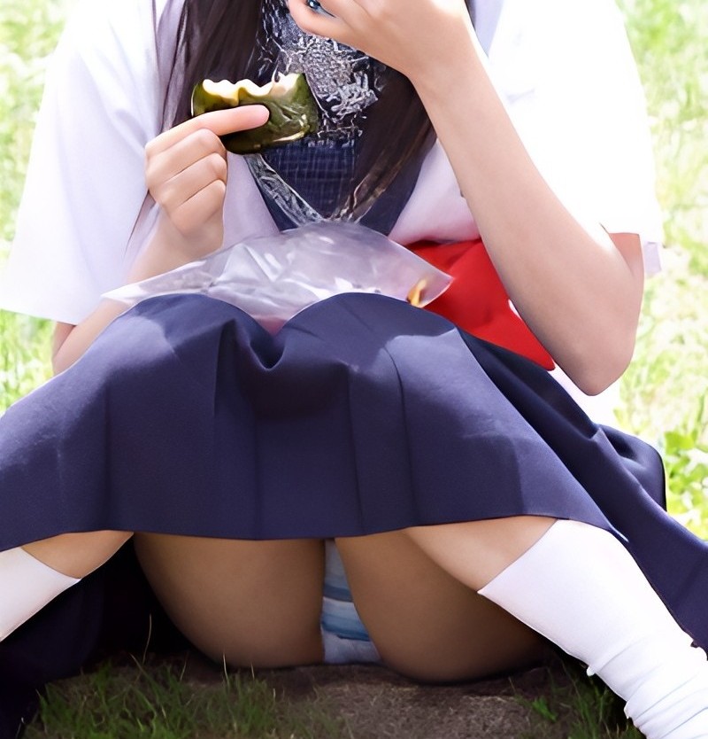 可愛くおまたを閉じて、綺麗なM字開脚を見せてくれています!そこから見えるブルー系のボーダーがキュート過ぎてたまりません!お食事中に失礼しま~す!って感じです!こういう柄があるパンティは大好きです!