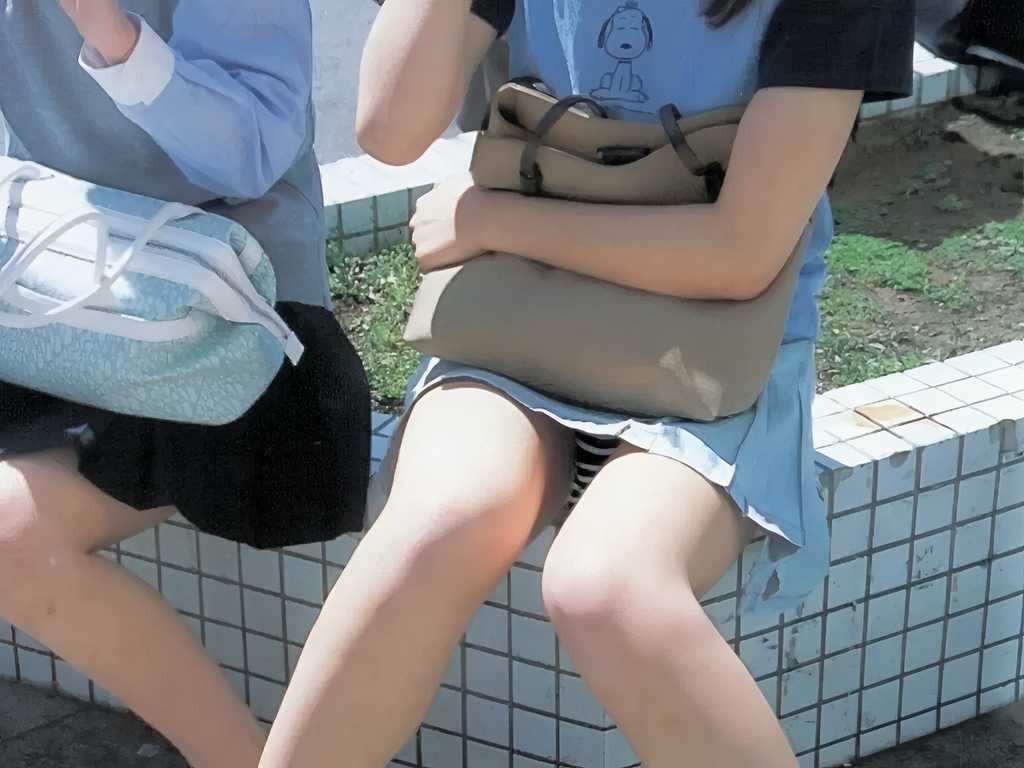 ナイスなゼブラのボーダー柄パンツです!見た感じ暑い夏でしょうね!そこで見えたこの美しいパンチラは、この日差しにも負けないくらいに輝いていますね!
