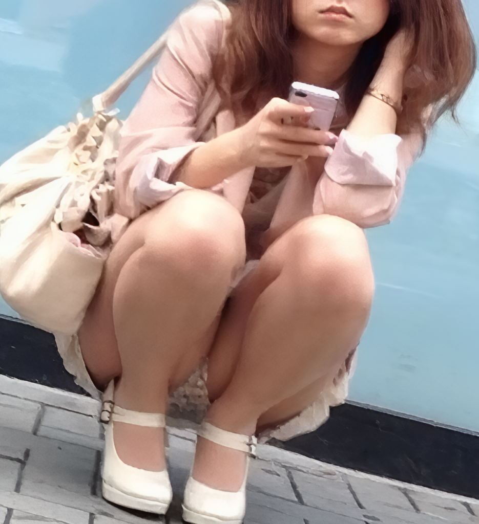 このパンツは何ですか!?よく分からないのですが、なんかゴージャスっぽくないですか?色々何だか立体的な装飾が施されているように見えます。こんなパンチラに巡り合えるなんて、日ごろの行いが良いのでしょう。
