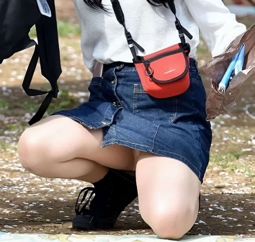 このギリギリ感が、パンチラって感じで良いですよね!やっぱり「チラっ!」だからパンチラですもんね!多分白でしょうが、このスレスレだとハッキリわからず、だからこそ想像力を掻き立てられるのですよ!