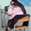 スカートが椅子に引っかかって、純白パンティ丸出しです！後ろの席が漢なら、授業に集中なんてできません！これは女の娘が悪いです！