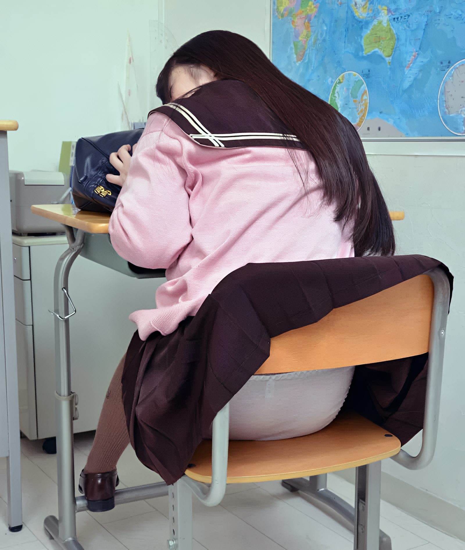 スカートが椅子に引っかかって、純白パンティ丸出しです！後ろの席が漢なら、授業に集中なんてできません！これは女の娘が悪いです！