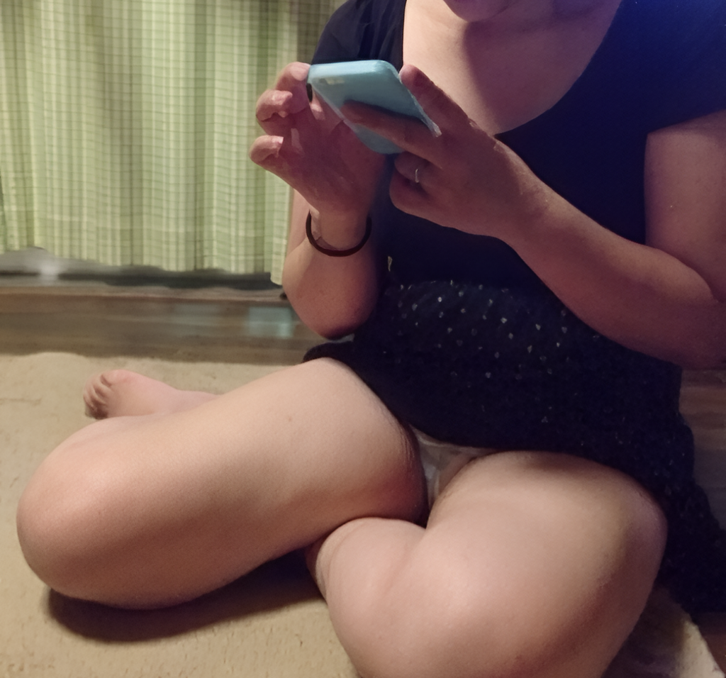これ、パンスト履いてるよね？真ん中にセンターラインが見える！では自分の家では無いのかな？彼氏の家か！？彼氏は漢だったって事ですね！