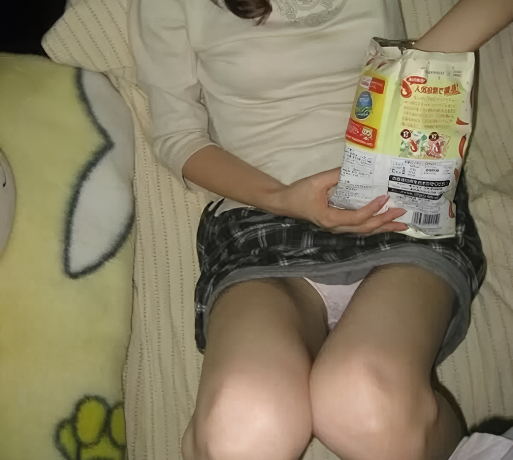 コンソメ味のポテチはワイも大好きですが、小股から覗く薄いピンクのパンツの方が、ずーーっと好きです！我が家だからこそ、寝そべって膝立ててポテチ食えちゃうんですよね！その結果、パンチラゲットされてしまうわけですよ！