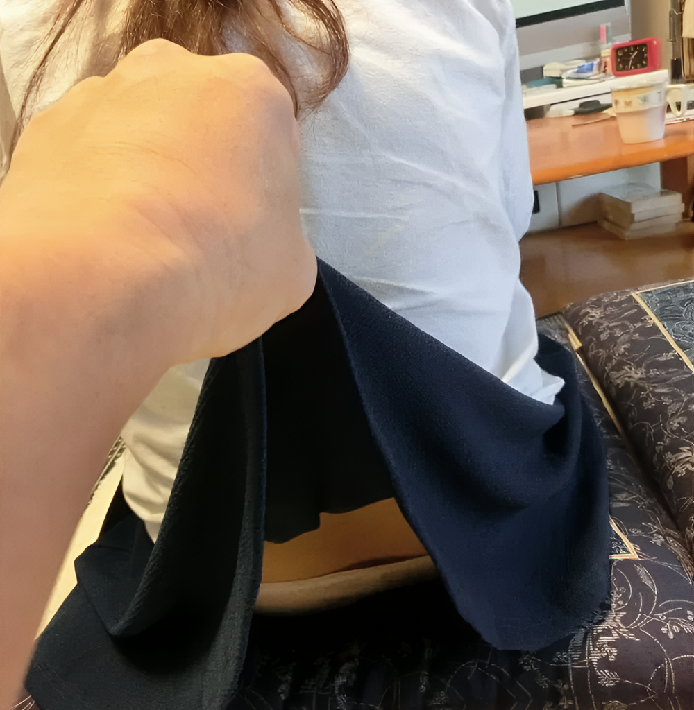 純白パンティだと思います。微かにお尻の隙間が見えるのも良いですね！ほのぼの感が出ている、素晴らしいパンチラだと思います。