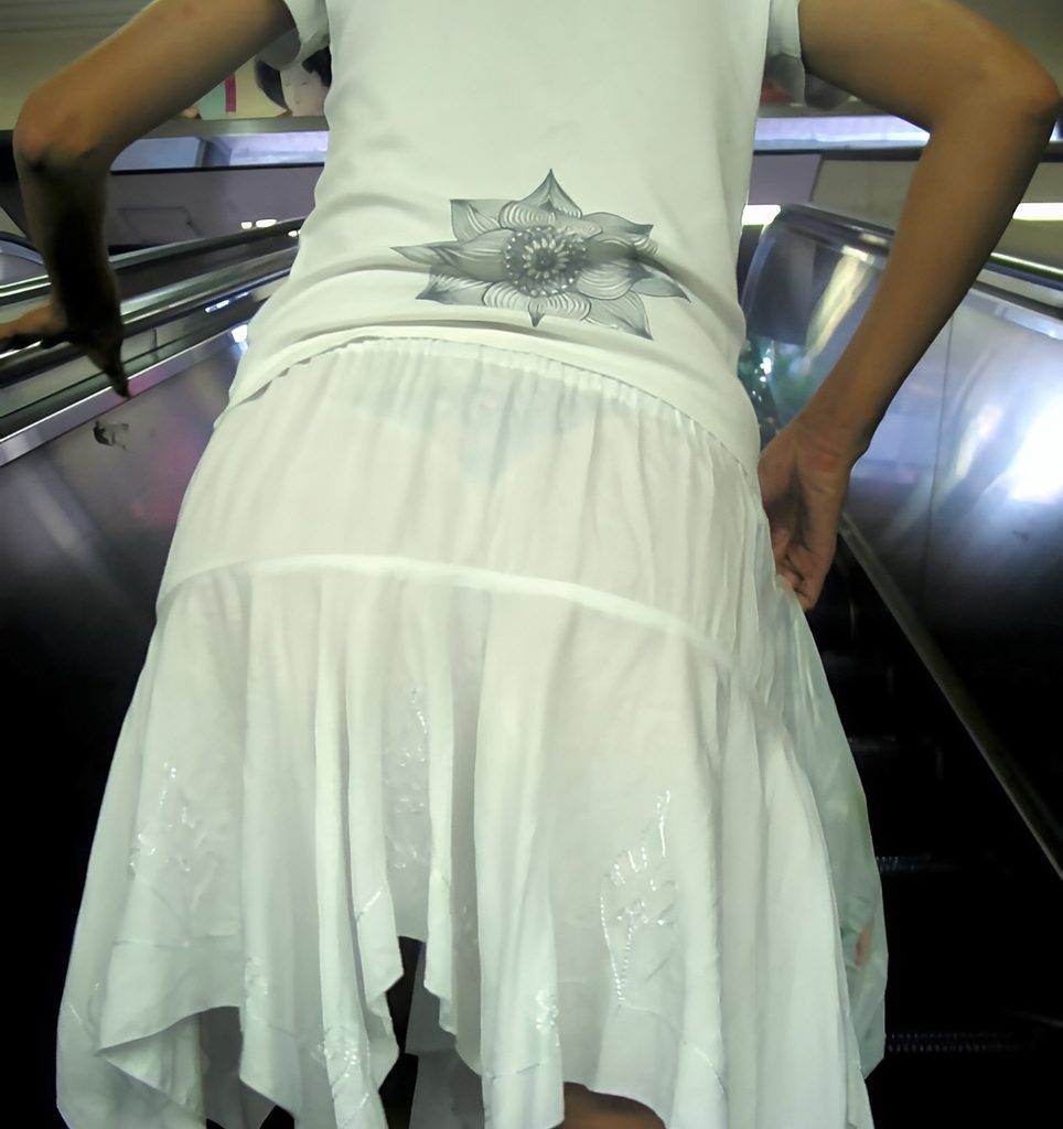 白いスカートだからパンツが透けないようにTバックを履いたのでしょうが…結構透けちゃうのですよ！腰の部分に見えるのは、間違いなくTバックの上の部分です！