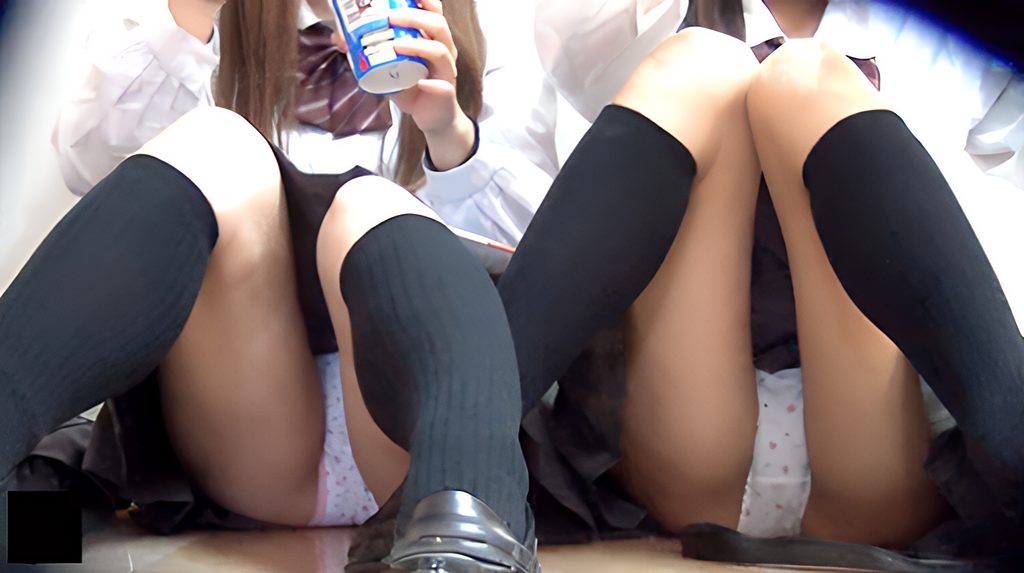 水玉のダブルパンチラですよ!水玉好きのオイラにとっては、究極系のパンチラですね!見事なM字!前側ぷっくり!